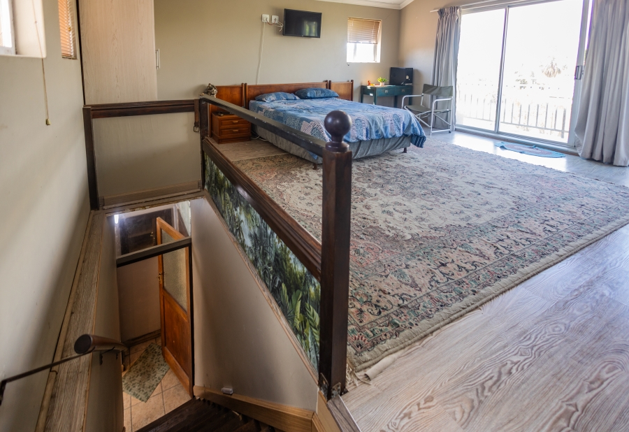 6 Bedroom Property for Sale in Uitzicht Western Cape